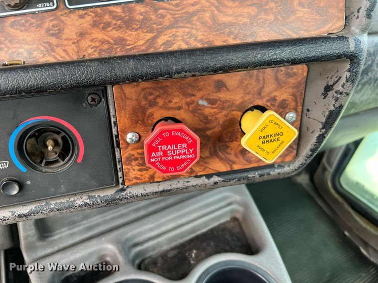 image for item DQ2222 2002 Kenworth T800  truck cab and chassis