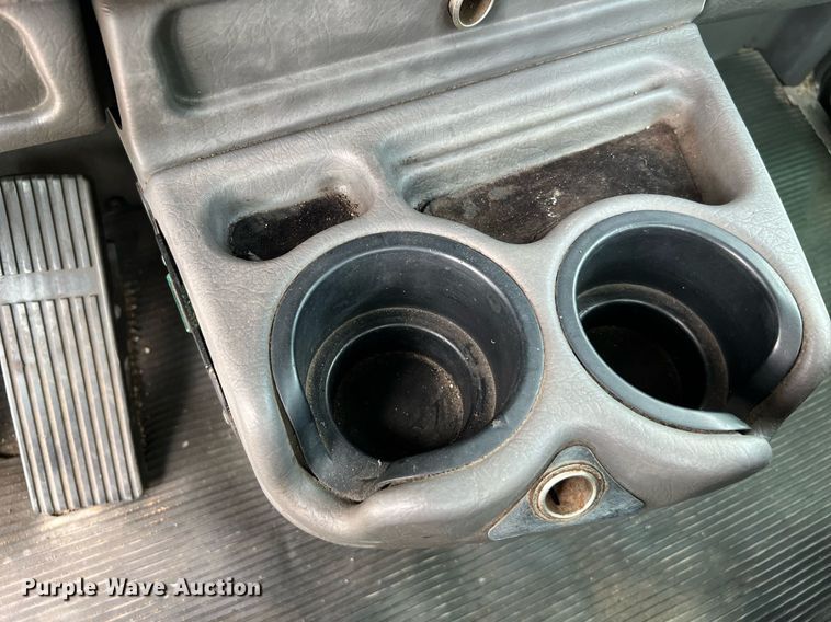 image for item DQ2222 2002 Kenworth T800  truck cab and chassis