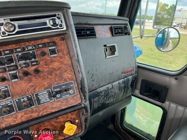 image for item DQ2222 2002 Kenworth T800  truck cab and chassis