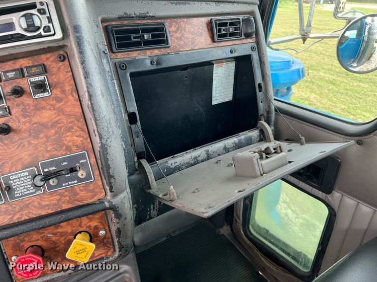 image for item DQ2222 2002 Kenworth T800  truck cab and chassis