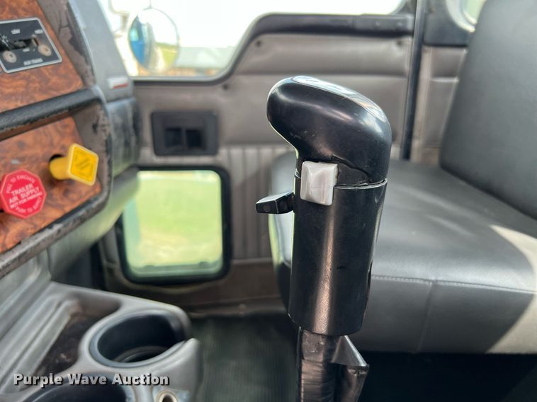 image for item DQ2222 2002 Kenworth T800  truck cab and chassis