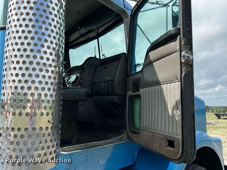 image for item DQ2222 2002 Kenworth T800  truck cab and chassis