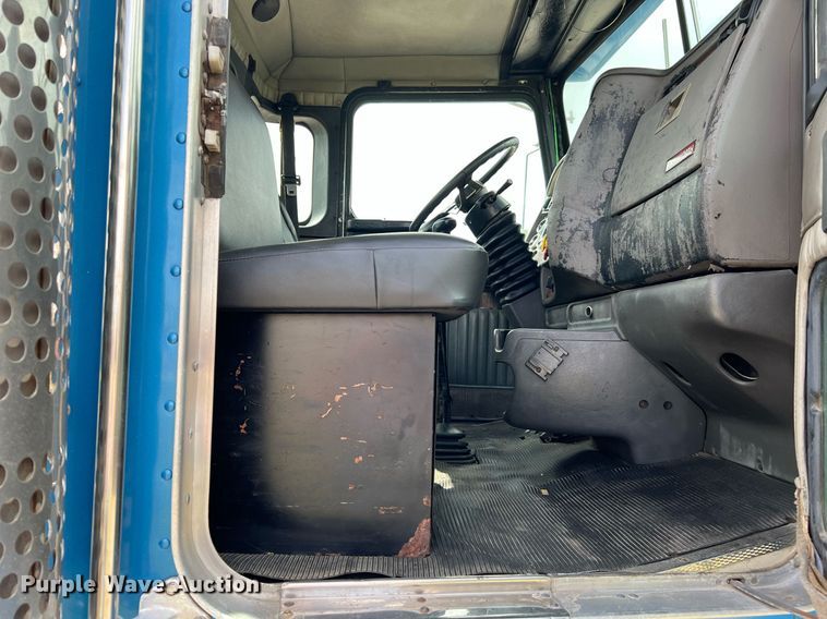 image for item DQ2222 2002 Kenworth T800  truck cab and chassis