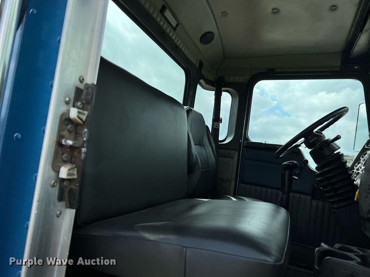 image for item DQ2222 2002 Kenworth T800  truck cab and chassis