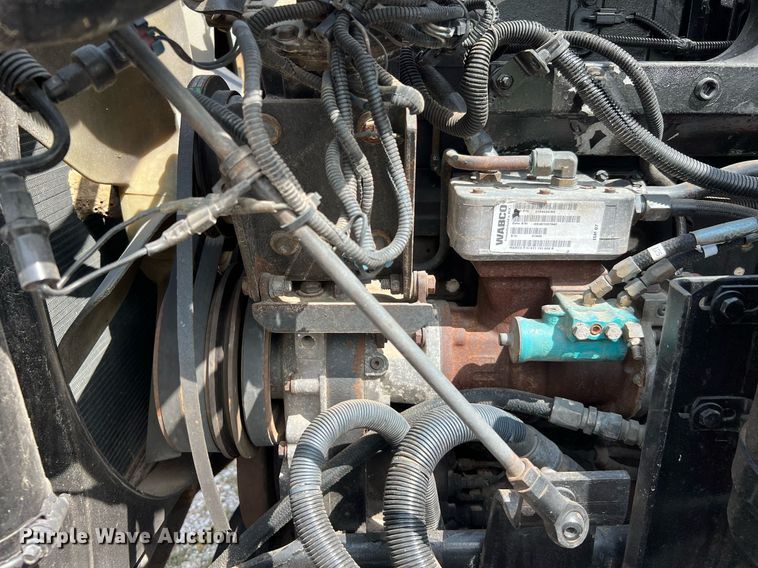 image for item DQ2222 2002 Kenworth T800  truck cab and chassis