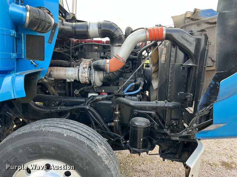 image for item DQ2222 2002 Kenworth T800  truck cab and chassis