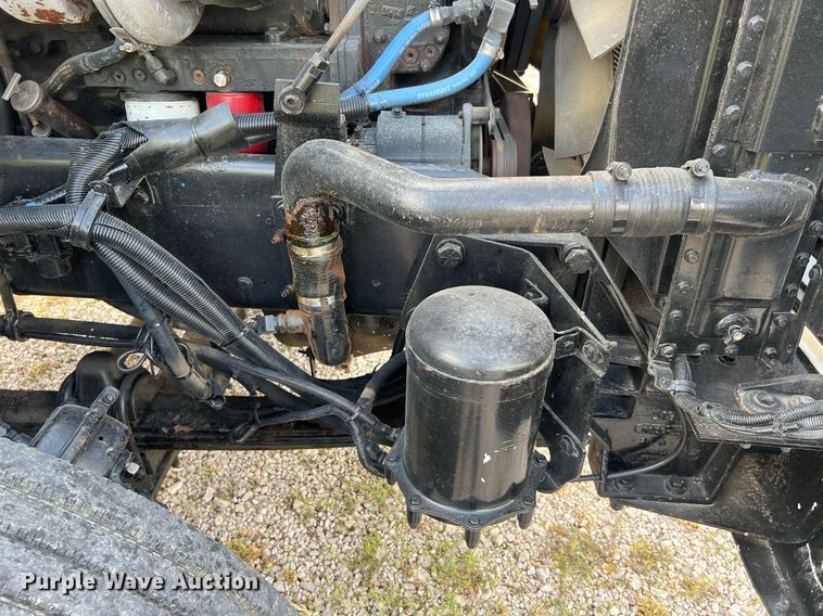 image for item DQ2222 2002 Kenworth T800  truck cab and chassis