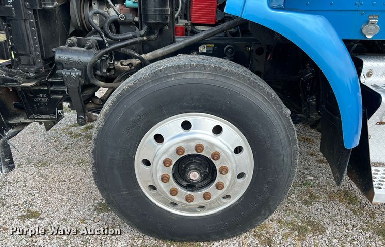 image for item DQ2222 2002 Kenworth T800  truck cab and chassis