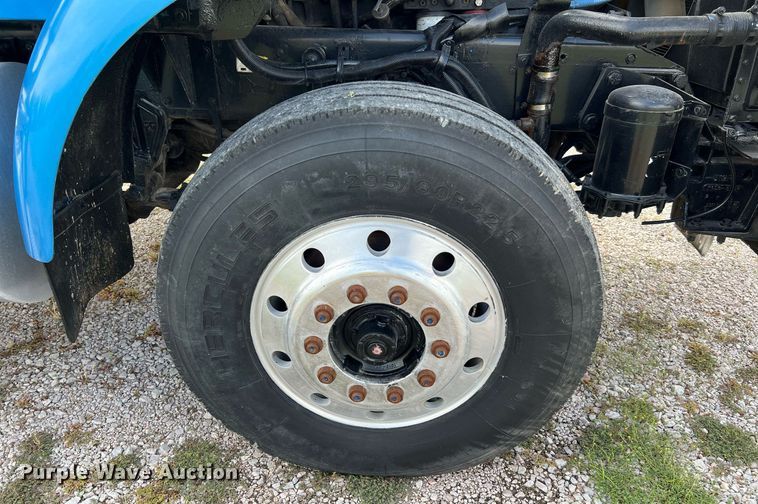 image for item DQ2222 2002 Kenworth T800  truck cab and chassis