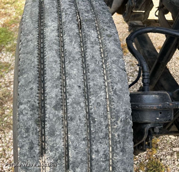 image for item DQ2222 2002 Kenworth T800  truck cab and chassis