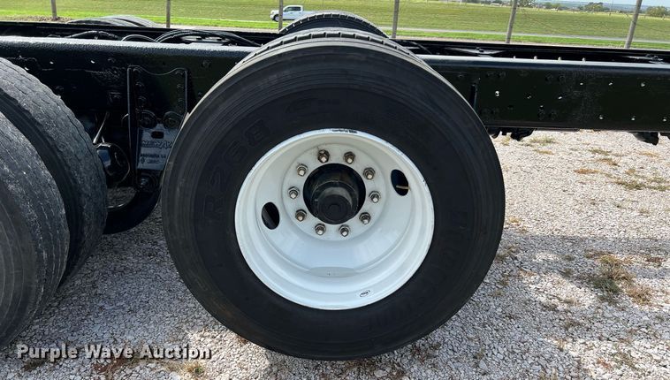 image for item DQ2222 2002 Kenworth T800  truck cab and chassis