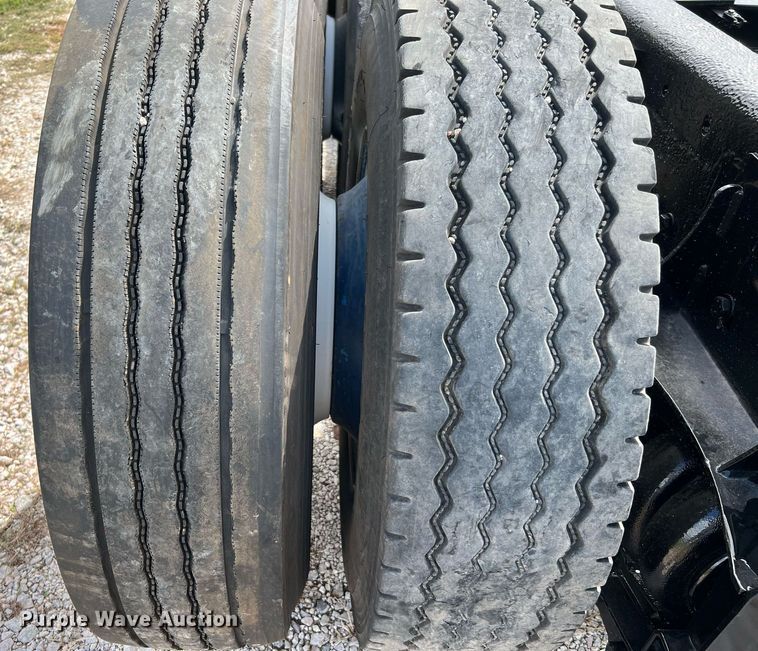 image for item DQ2222 2002 Kenworth T800  truck cab and chassis