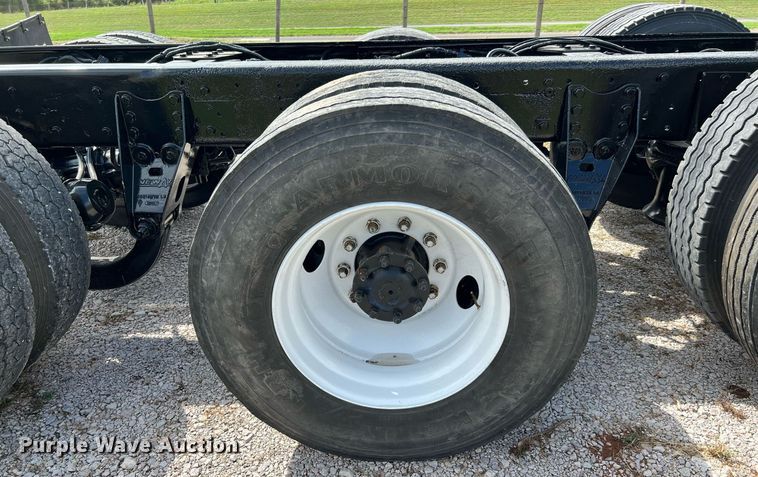 image for item DQ2222 2002 Kenworth T800  truck cab and chassis