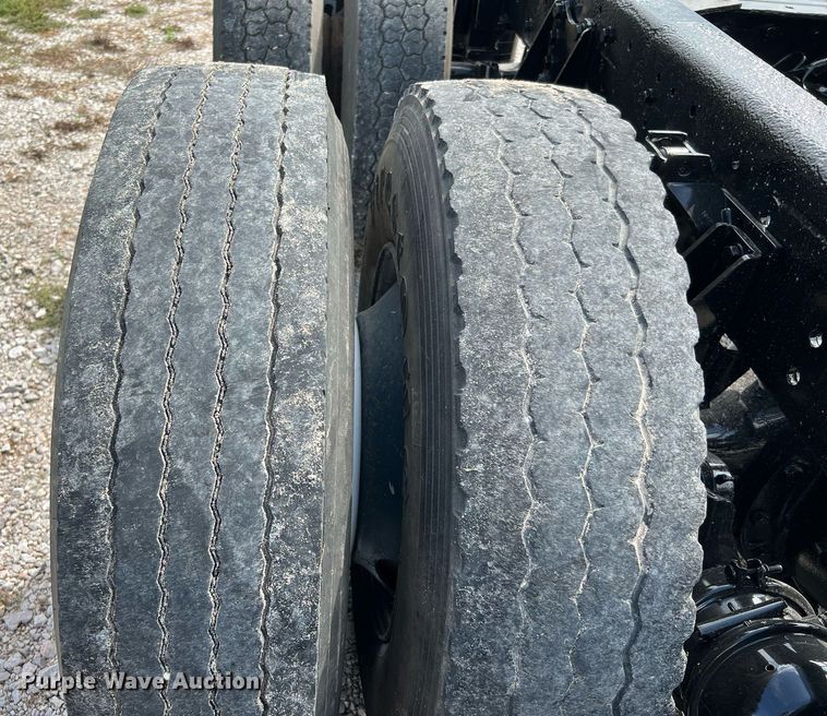 image for item DQ2222 2002 Kenworth T800  truck cab and chassis