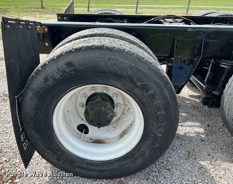 image for item DQ2222 2002 Kenworth T800  truck cab and chassis