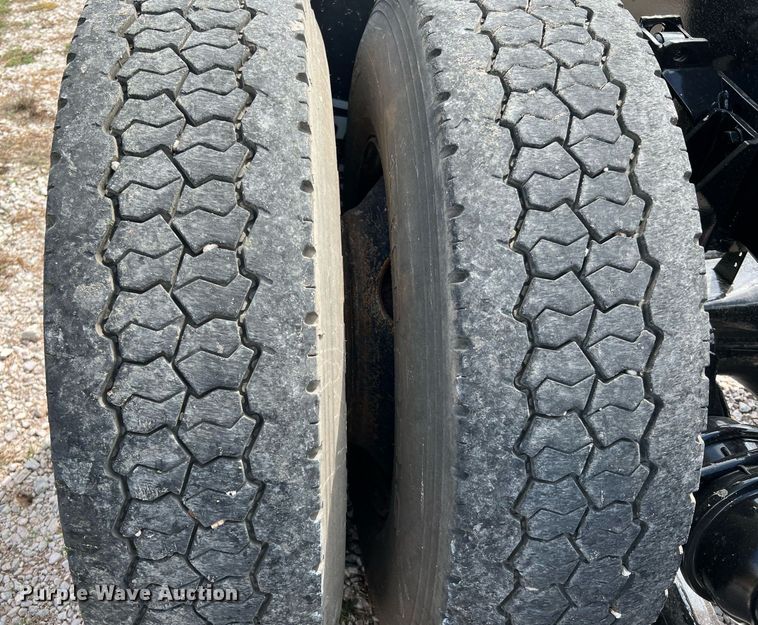 image for item DQ2222 2002 Kenworth T800  truck cab and chassis