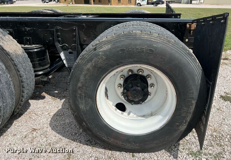 image for item DQ2222 2002 Kenworth T800  truck cab and chassis