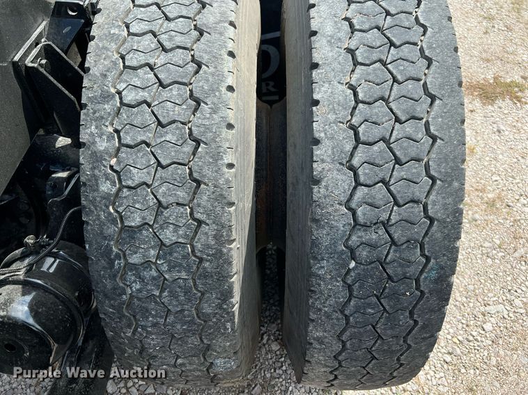 image for item DQ2222 2002 Kenworth T800  truck cab and chassis