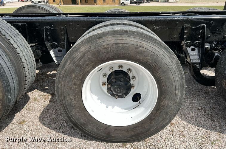 image for item DQ2222 2002 Kenworth T800  truck cab and chassis