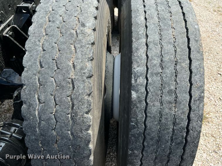 image for item DQ2222 2002 Kenworth T800  truck cab and chassis