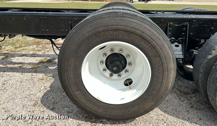 image for item DQ2222 2002 Kenworth T800  truck cab and chassis