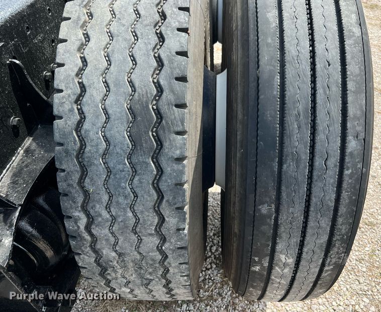 image for item DQ2222 2002 Kenworth T800  truck cab and chassis