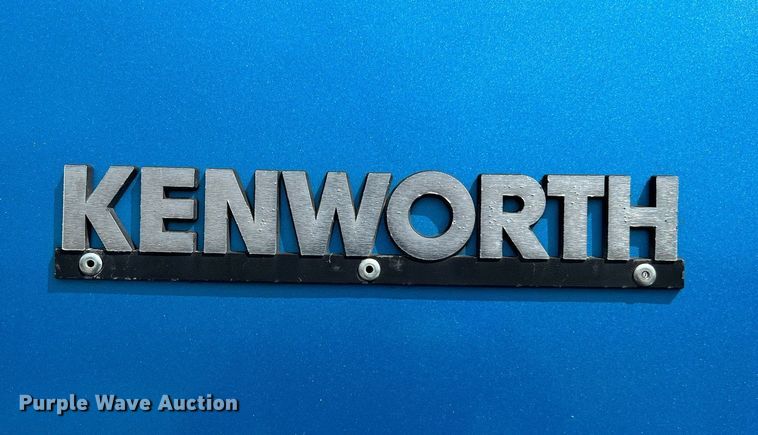 image for item DQ2222 2002 Kenworth T800  truck cab and chassis