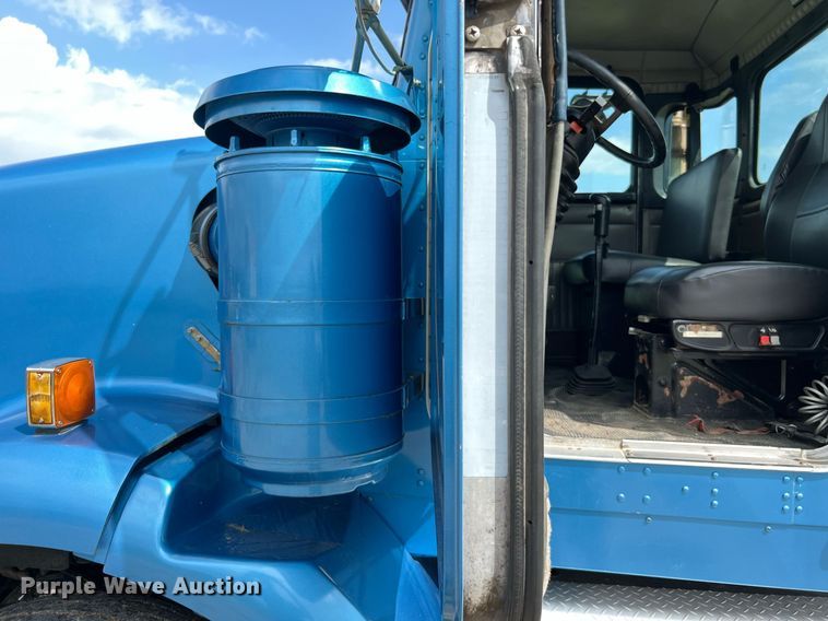 image for item DQ2222 2002 Kenworth T800  truck cab and chassis