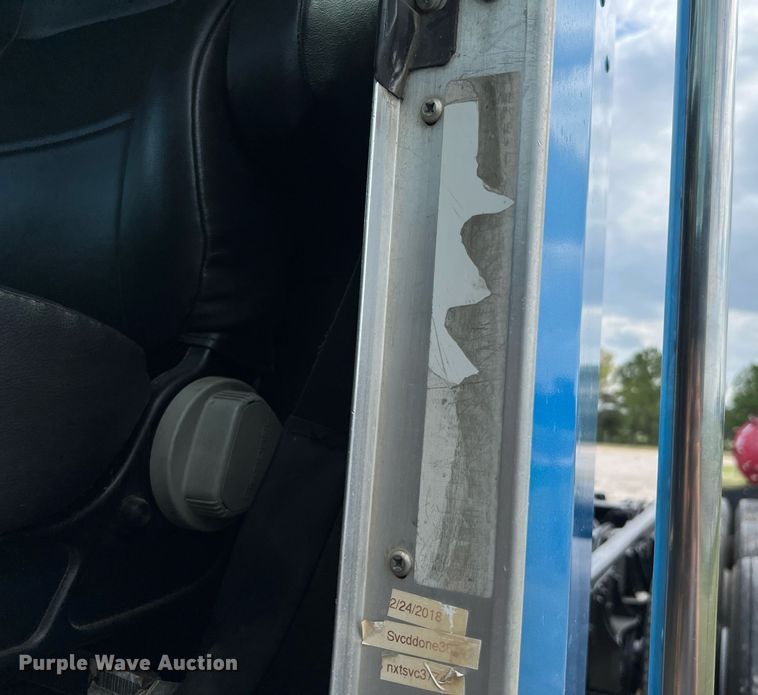 image for item DQ2222 2002 Kenworth T800  truck cab and chassis