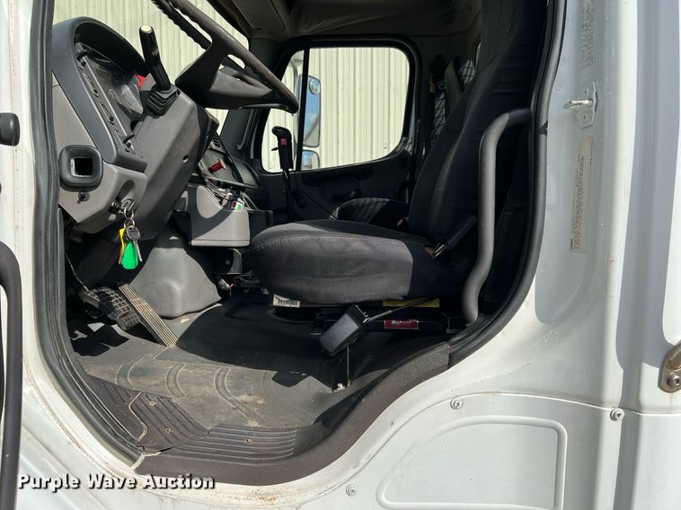 image for item DQ2254 2007 Freightliner Business Class M2  rollback truck