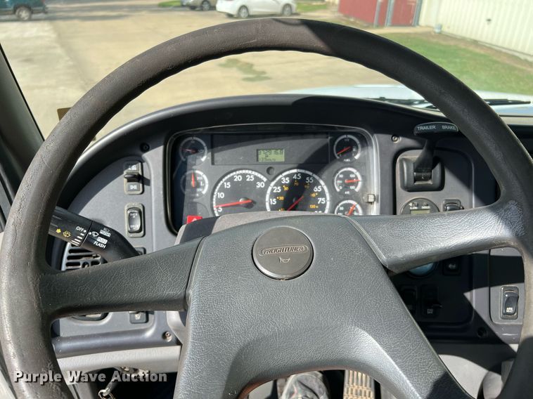 image for item DQ2254 2007 Freightliner Business Class M2  rollback truck