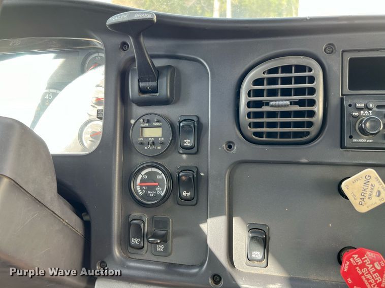 image for item DQ2254 2007 Freightliner Business Class M2  rollback truck