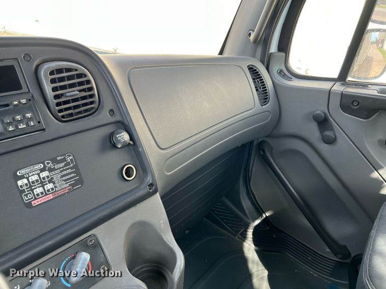 image for item DQ2254 2007 Freightliner Business Class M2  rollback truck