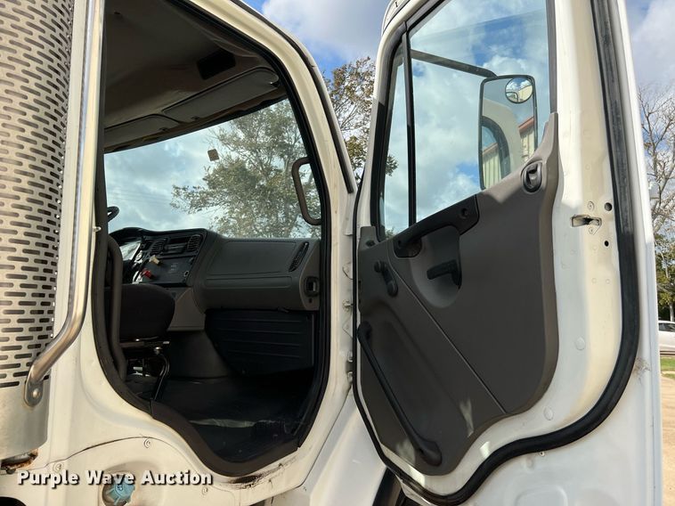 image for item DQ2254 2007 Freightliner Business Class M2  rollback truck