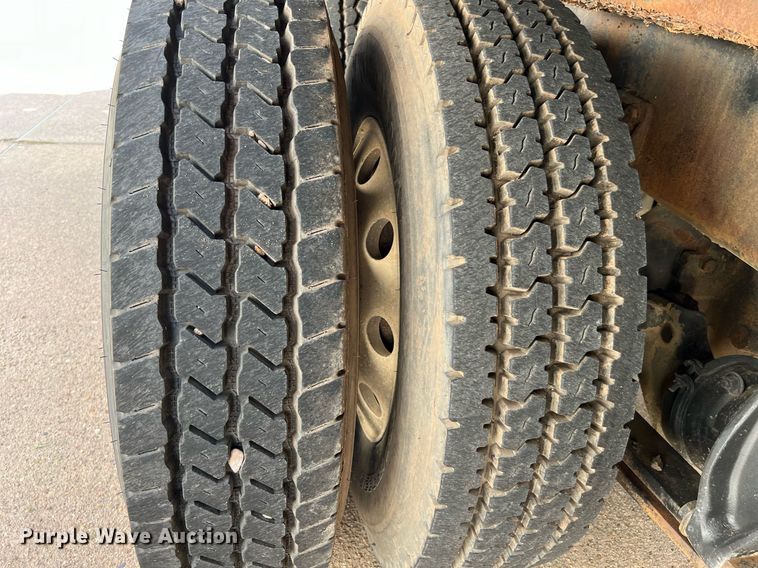 image for item DQ2254 2007 Freightliner Business Class M2  rollback truck