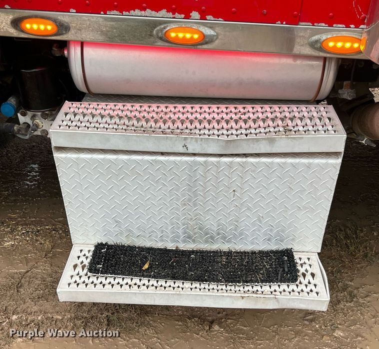 image for item DQ2255 2004 Peterbilt 379  semi truck