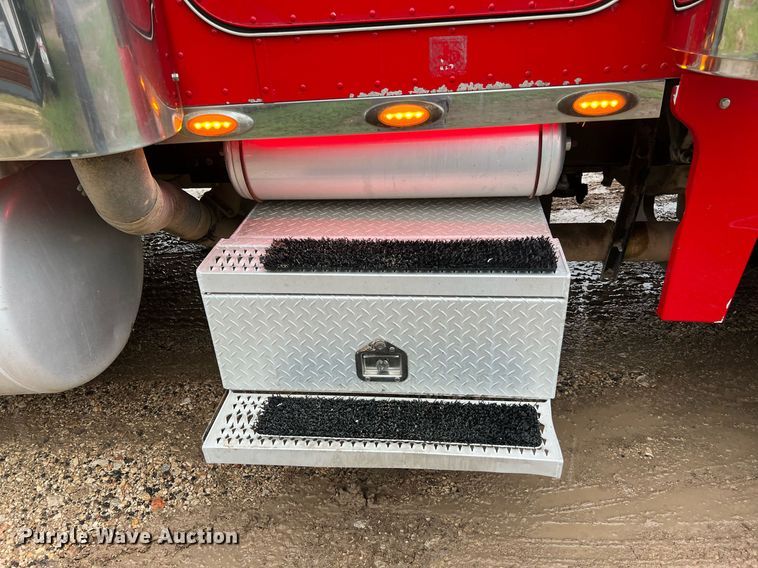 image for item DQ2255 2004 Peterbilt 379  semi truck
