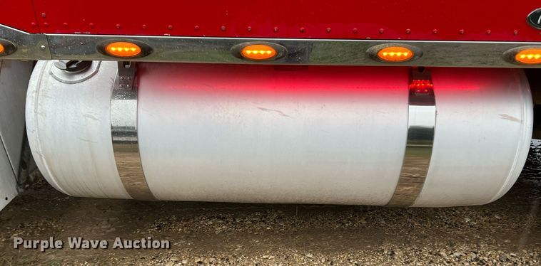 image for item DQ2255 2004 Peterbilt 379  semi truck