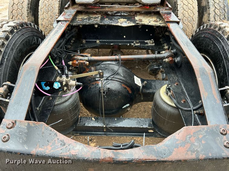 image for item DQ2255 2004 Peterbilt 379  semi truck