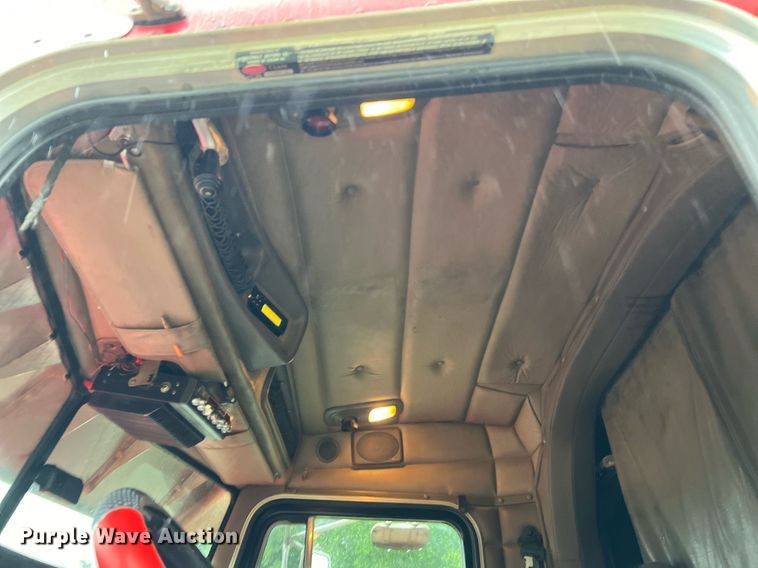 image for item DQ2255 2004 Peterbilt 379  semi truck