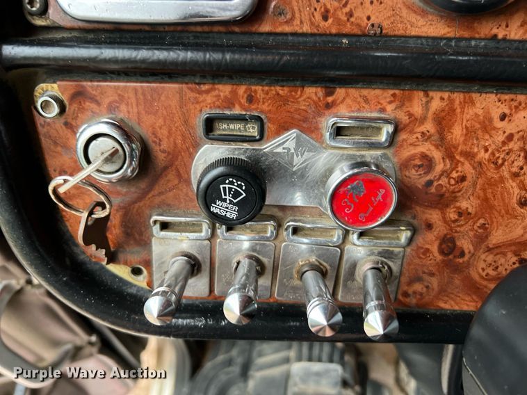 image for item DQ2255 2004 Peterbilt 379  semi truck