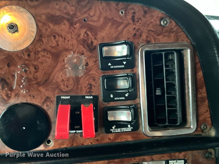 image for item DQ2255 2004 Peterbilt 379  semi truck