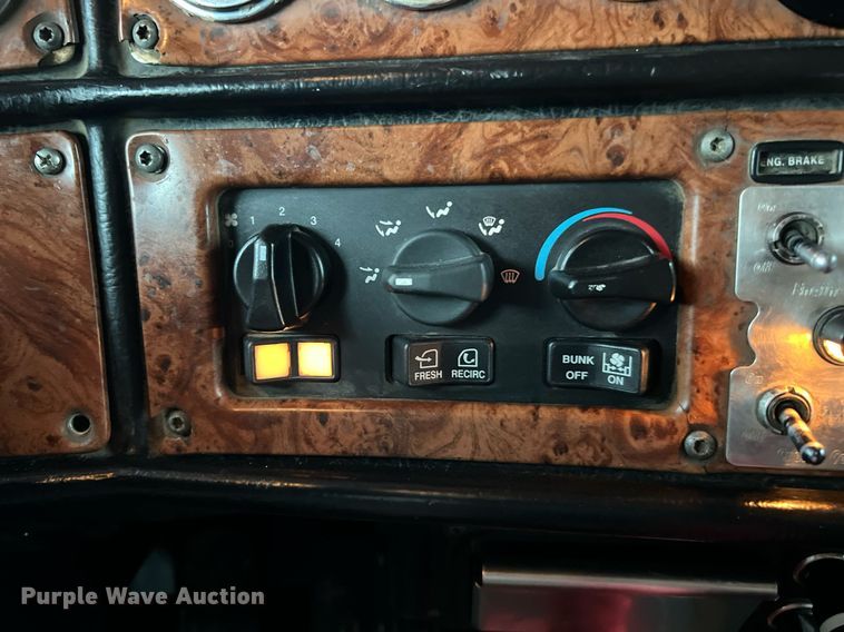 image for item DQ2255 2004 Peterbilt 379  semi truck