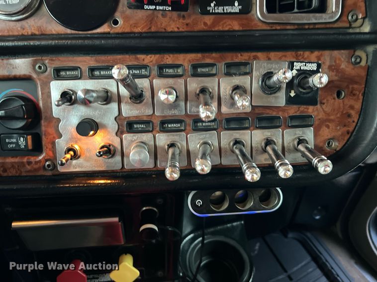 image for item DQ2255 2004 Peterbilt 379  semi truck