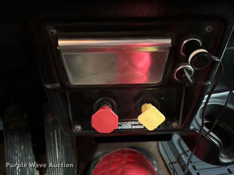 image for item DQ2255 2004 Peterbilt 379  semi truck