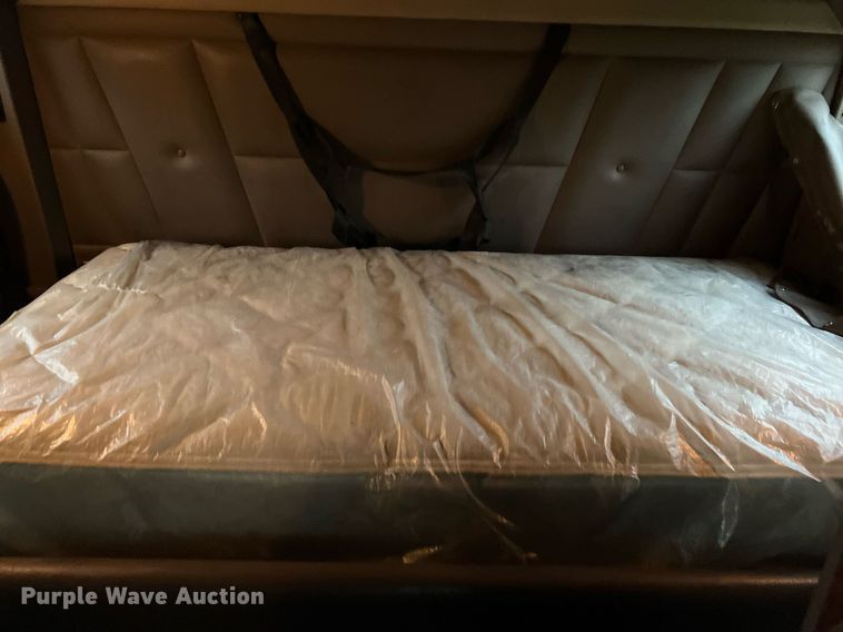 image for item DQ2255 2004 Peterbilt 379  semi truck