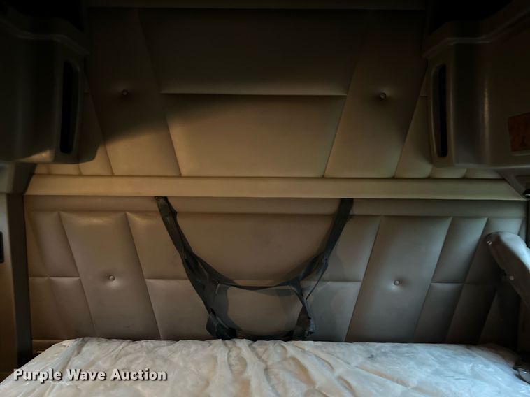 image for item DQ2255 2004 Peterbilt 379  semi truck