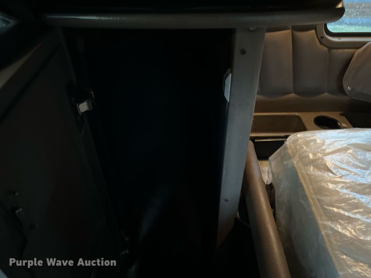 image for item DQ2255 2004 Peterbilt 379  semi truck