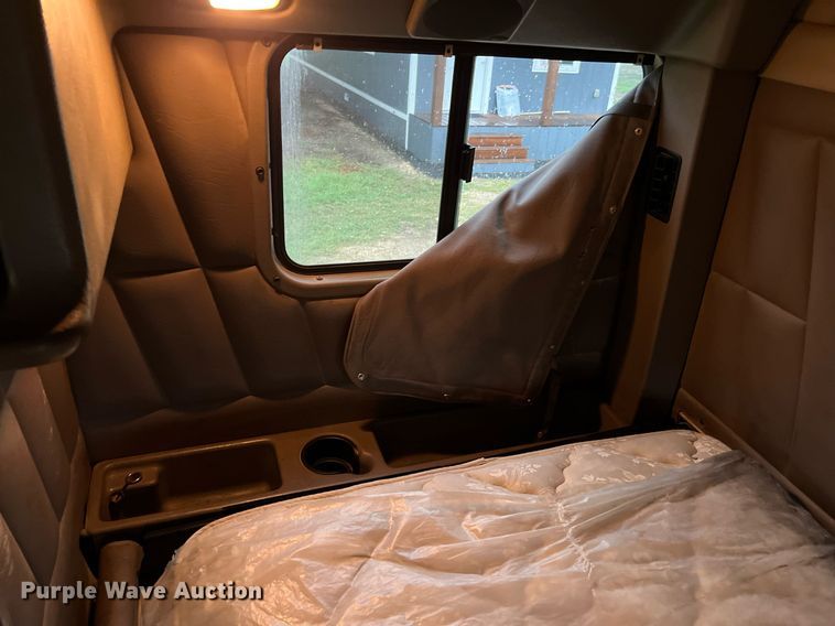 image for item DQ2255 2004 Peterbilt 379  semi truck