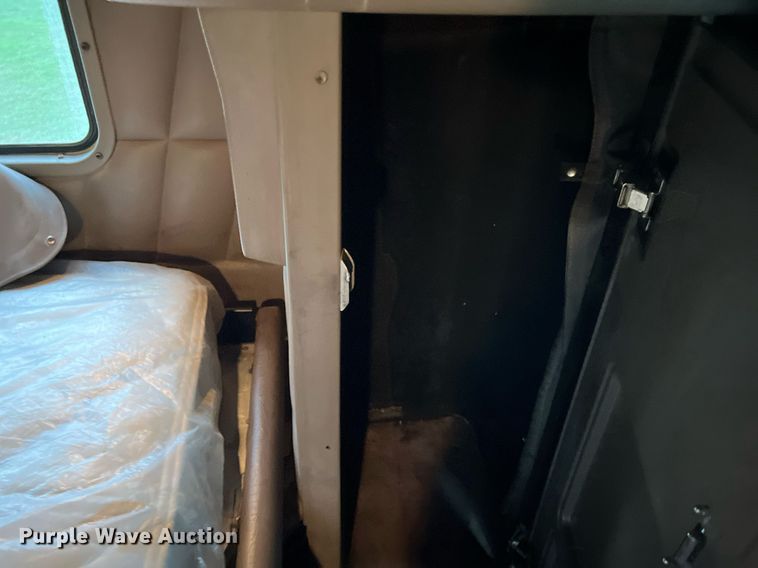 image for item DQ2255 2004 Peterbilt 379  semi truck